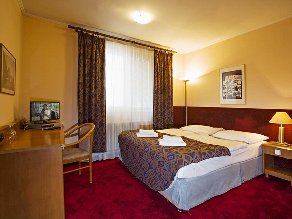 A Plus Hotel & Hostel Prag Exteriör bild