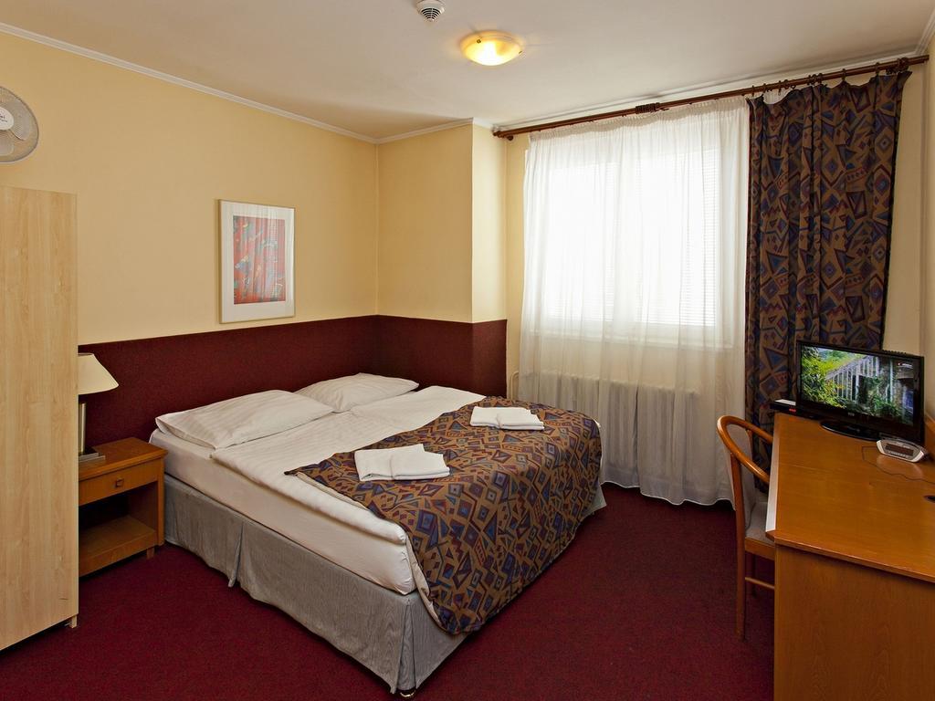 A Plus Hotel & Hostel Prag Exteriör bild
