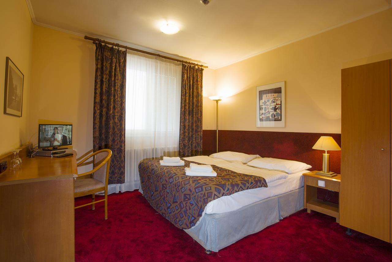 A Plus Hotel & Hostel Prag Exteriör bild